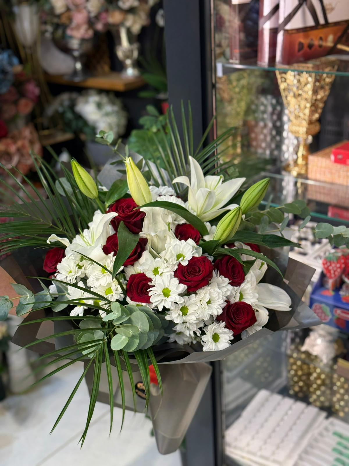 LİLYUM BEYAZ PAPATYA VE KIRMIZI GÜL BUKETİ